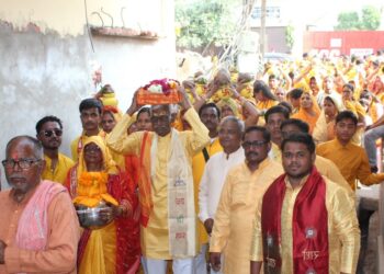 गाजे बाजे के साथ ईश्वरीय गुणगान कर मंगल कलश यात्रा निकाली गई,