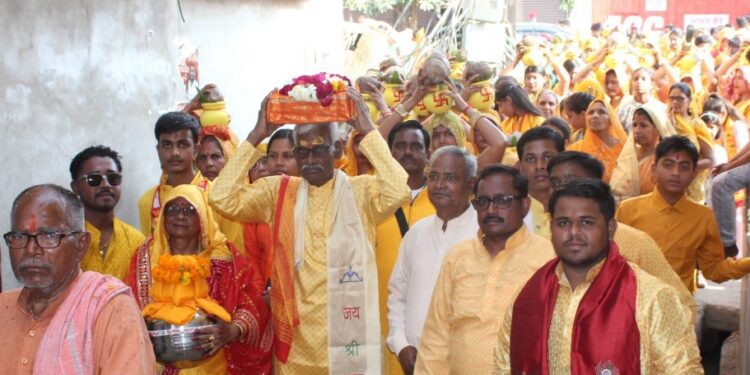 गाजे बाजे के साथ ईश्वरीय गुणगान कर मंगल कलश यात्रा निकाली गई,