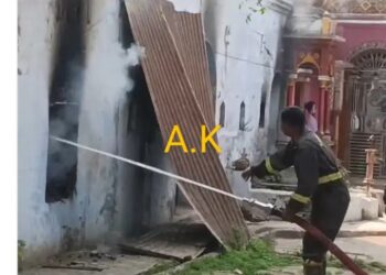 भरथना रेलवे स्टेशन रोड पर नरसिंह मंदिर के स्टोर रूम में अचानक लगी आग,दमकल टीम ने पाया काबू