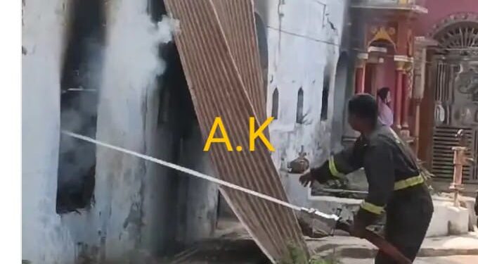 भरथना रेलवे स्टेशन रोड पर नरसिंह मंदिर के स्टोर रूम में अचानक लगी आग,दमकल टीम ने पाया काबू