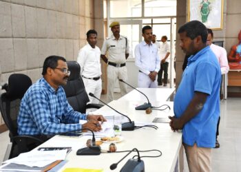 बलरामपुर: जनदर्शन में कलेक्टर ने सुनी आमजनों की समस्याएं..