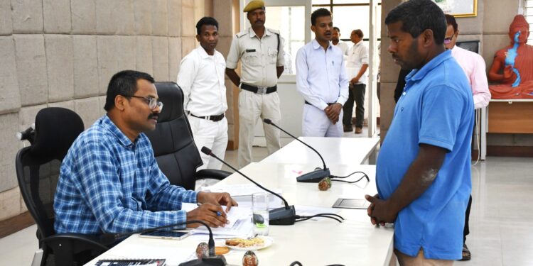 बलरामपुर: जनदर्शन में कलेक्टर ने सुनी आमजनों की समस्याएं..