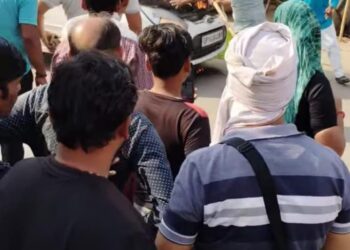 चलती कार में अचानक से लगी आग, मची अफरा तफरी
