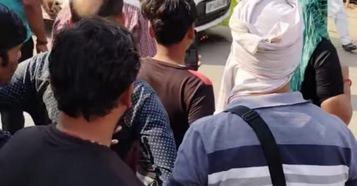 चलती कार में अचानक से लगी आग, मची अफरा तफरी