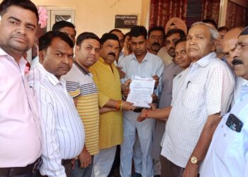 कोरोना काल में बंद ट्रेनों के ठहराव हेतु दिया ज्ञापन