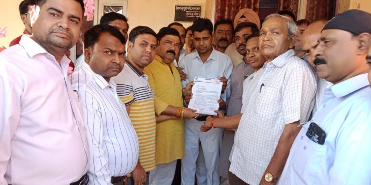 कोरोना काल में बंद ट्रेनों के ठहराव हेतु दिया ज्ञापन