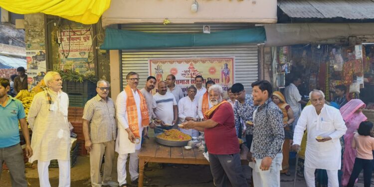 आर्य समाज के 150 वें स्थापना वर्ष व हिन्दू नववर्ष के उपलक्ष्य में भरथना मे यज्ञ व प्रसाद वितरण