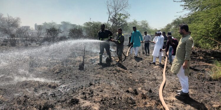 ईद के दिन कब्रिस्तान में आग लगने से मची अफरा तफरी 