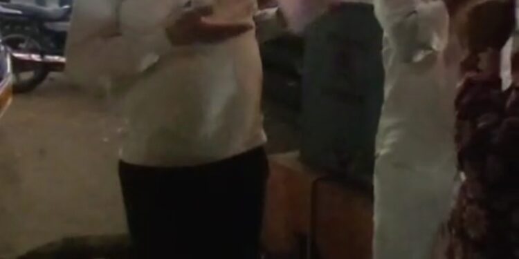 जयपुर में बिक रही 8:00 बजे के बाद शराब भट्टी पर शराब