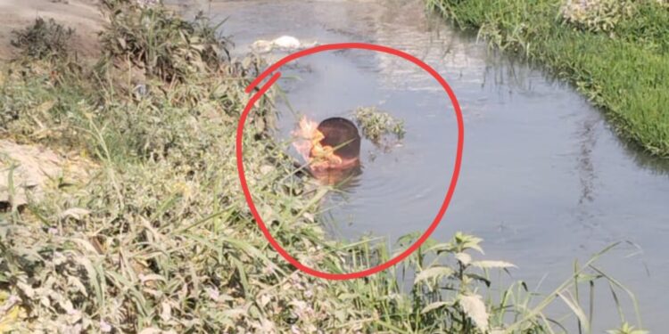 पानी पूड़ी के लिए आलू उबालने के दौरान गैस सिलेंडर में आग लगने से अफरा तफरी मची।