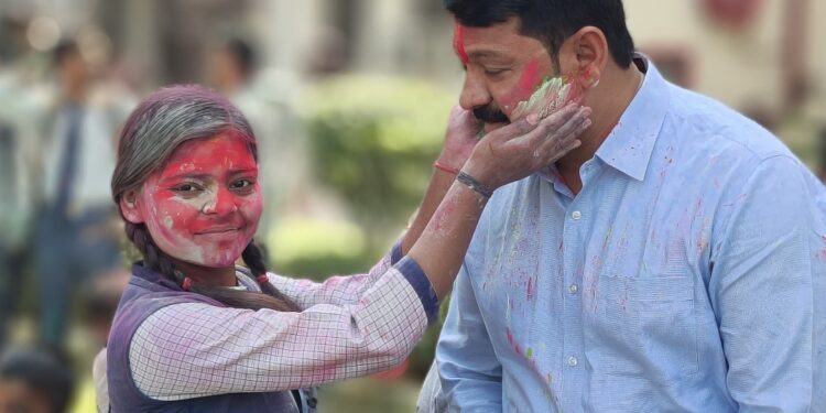 पान कुंवर इंटरनेशनल स्कूल में होली महोत्सव का भव्य आयोजन