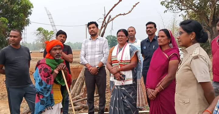 शंकरगढ़: जंगल के हाथी के हमले में महिला की मौत, विधायक ने किया परिवार को सहयोग…