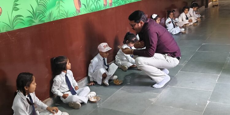 पान कुंवर इंटरनेशनल स्कूल, ग्वालियर बायपास पर अष्टमी पर कन्या भोज का आयोजन।