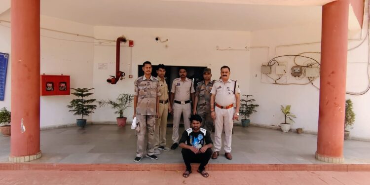 कुसमी: दो साल तक नाबालिग से करता रहा दुष्कर्म, आरोपी बीरबल प्रजापति गिरफ्तार…