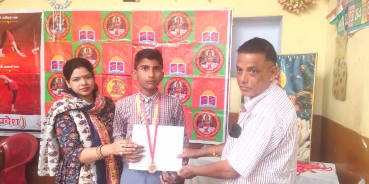 ऑक्सफोर्ड पब्लिक जूनियर हाई स्कूल में प्रतिभा सम्मान सम्पन्न