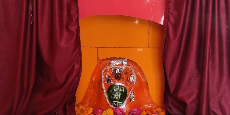 बकेवर- हनुमान जयन्ती का पर्व पूर्णिमा को कस्बा बकेवर,पटिया भर्थना रोड स्थित व लखना सहित आसपास ग्रामीण क्षेत्र में बडे ही धूमधाम से मनाया गया।