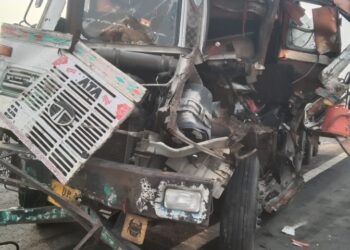 बुंदेलखंड एक्सप्रेसवे पर डंपरो की टक्कर में एक की मौत चार घायल