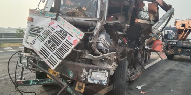 बुंदेलखंड एक्सप्रेसवे पर डंपरो की टक्कर में एक की मौत चार घायल