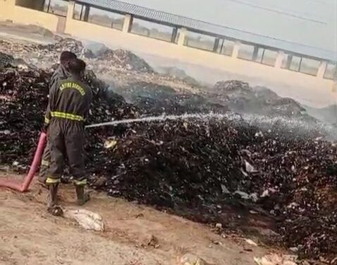 नगर पालिका के कूड़ा संयंत्र केन्द्र परिसर में पड़े कूड़े में आग लगी