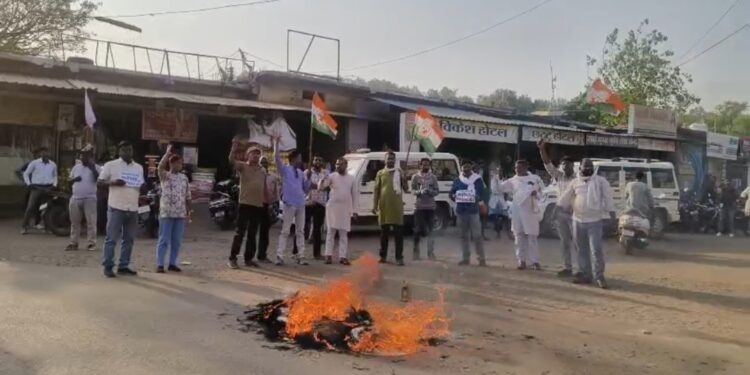 कुसमी: पहलगाम में हुए आतंकी हमले के विरोध में आक्रोश प्रदर्शन एवं पुतला दहन