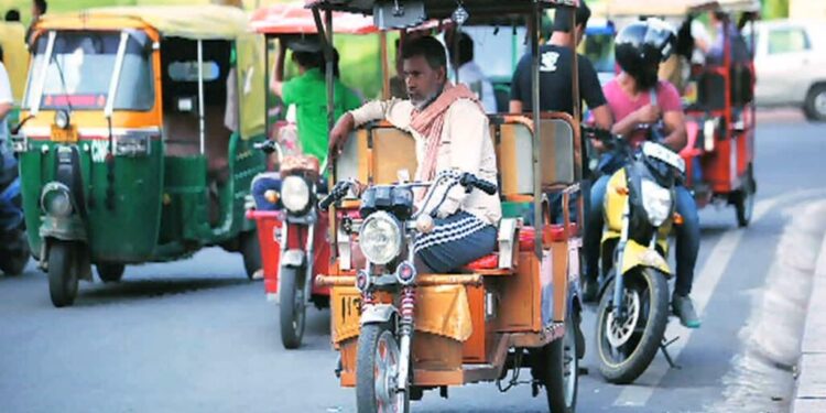 यूपी में ई-रिक्शा और कैब चालकों के लिए नया सुरक्षा नियम लागू