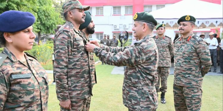 सेनाध्यक्ष जनरल उपेंद्र द्विवेदी ने रेड ईगल डिवीजन का दौरा किया, ऑपरेशनल तैयारियों का लिया जायज़ा