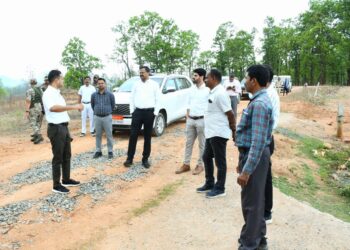सामरी: कलेक्टर, एसपी और वनमण्डलाधिकारी का दूरस्थ ग्रामों का दौरा: