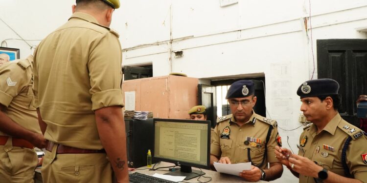 बडी़ खबर थाना ऊसराहार पहुंचे आईजी जोगिंदर सिंह व एसएसपी संजय कुमार वर्मा