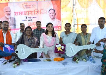 चांदो: आम और पीपल पेड़ के नीचे समाधान शिविर: ग्रामीणों की उमड़ी भीड़, समस्याओं का हुआ समाधान..