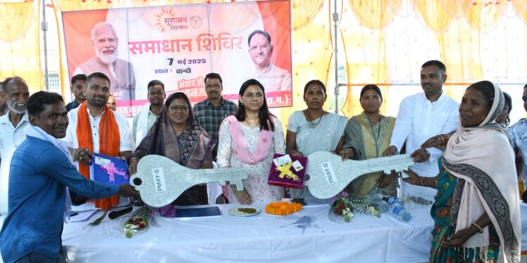 चांदो: आम और पीपल पेड़ के नीचे समाधान शिविर: ग्रामीणों की उमड़ी भीड़, समस्याओं का हुआ समाधान..