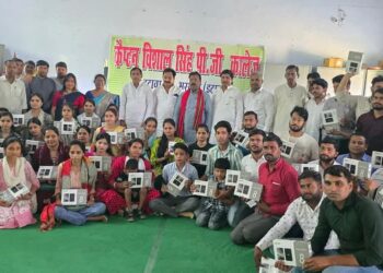 छात्र-छात्रओं को टेबलेट/स्मार्ट फ़ोन वितरण किये गए
