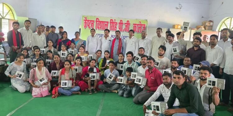 छात्र-छात्रओं को टेबलेट/स्मार्ट फ़ोन वितरण किये गए