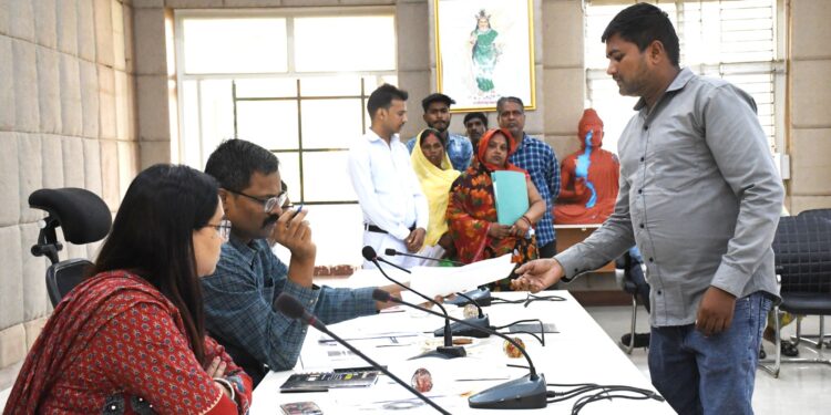 बलरामपुर: जनदर्शन में कलेक्टर ने ग्रामीण जन एवं आम नागरिकों की सुनी समस्याएं..