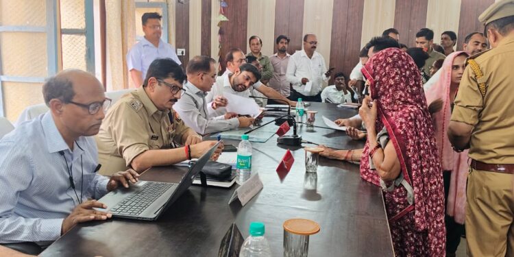 इटावा डीएम व एसएसपी की मौजूदगी में संपूर्ण समाधान दिवस