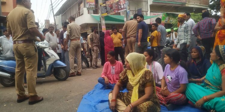 भरथना में बिजली व्यवस्था चरमराई,महिलाएं भी सड़कों पर उतरीं