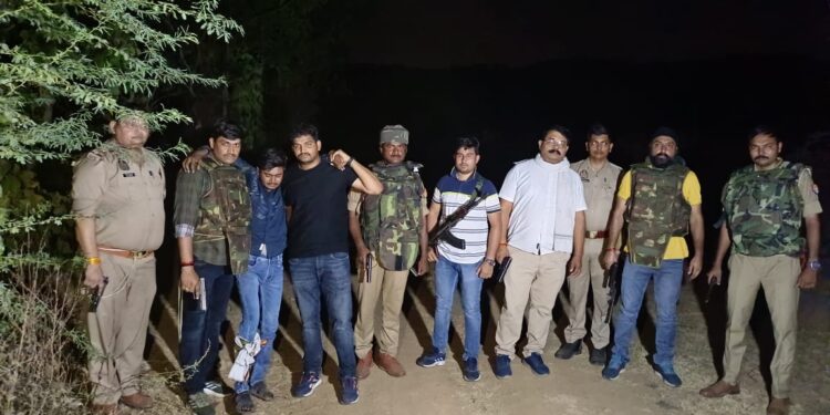 झांसी में फिर गूंजी पुलिस की गोली: इनामी बदमाशों से मुठभेड़, एक घायल, दूसरा गिरफ्तार