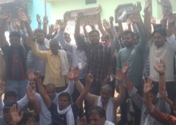 भरथना डाकघर परिसर में जीडीएस के पदाधिकारी ने विरोध प्रदर्शन किया