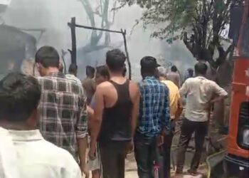 झोपड़ी में आग लगने से रखा भूसा और अनाज जल गया