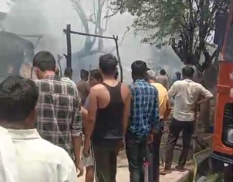 झोपड़ी में आग लगने से रखा भूसा और अनाज जल गया