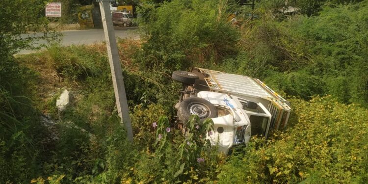 पिकअप की स्टीयरिंग फेल होने से अनियंत्रित होकर पलटी चालक ने कूद कर बचाई जान