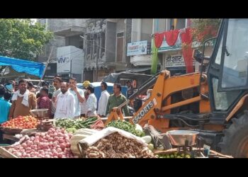 अतिक्रमण पर चला प्रशासन का डंडा सात अतिक्रमणकारियों से 900 रूपए जुर्माना वसूला