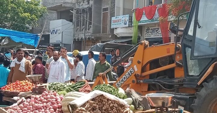 अतिक्रमण पर चला प्रशासन का डंडा सात अतिक्रमणकारियों से 900 रूपए जुर्माना वसूला