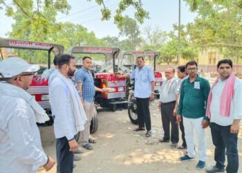नए ट्रैक्टरों ट्राली को हरी झंडी दिखाते,पालिका अध्यक्ष अजय यादव (गुल्लू)