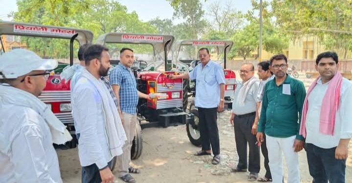 नए ट्रैक्टरों ट्राली को हरी झंडी दिखाते,पालिका अध्यक्ष अजय यादव (गुल्लू)