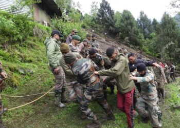 भारी बारिश के कारण भूस्खलन से सेना शिविर प्रभावित – 3 जवानों की मौत, 6 लापता