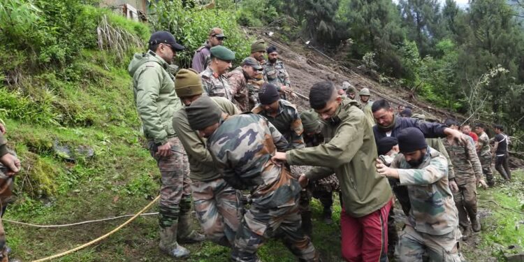 भारी बारिश के कारण भूस्खलन से सेना शिविर प्रभावित – 3 जवानों की मौत, 6 लापता
