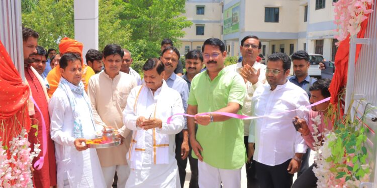 पूर्व कैबिनेट मंत्री शिवपाल सिंह यादव ने श्री सिद्धेश्वर महादेव मंदिर का लोकार्पण किया