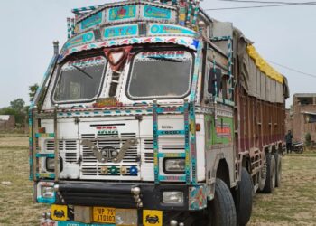 कस्वा निवाड़ी कलां में हाईटेंशन लाईन में ट्रक उलझने से एक बड़ा हादसा होनें से बचा