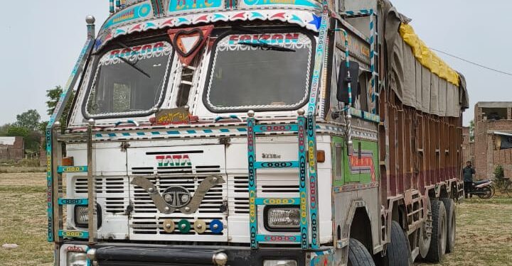 कस्वा निवाड़ी कलां में हाईटेंशन लाईन में ट्रक उलझने से एक बड़ा हादसा होनें से बचा