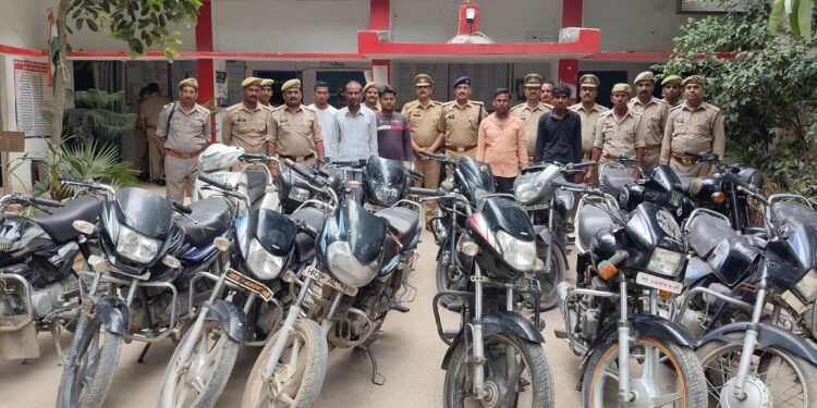 इटावा पुलिस ने मोटरसाइकिल चोर गैंग का किया खुलासा, 15 बाइक बरामद, 4 शातिर गिरफ्तार।